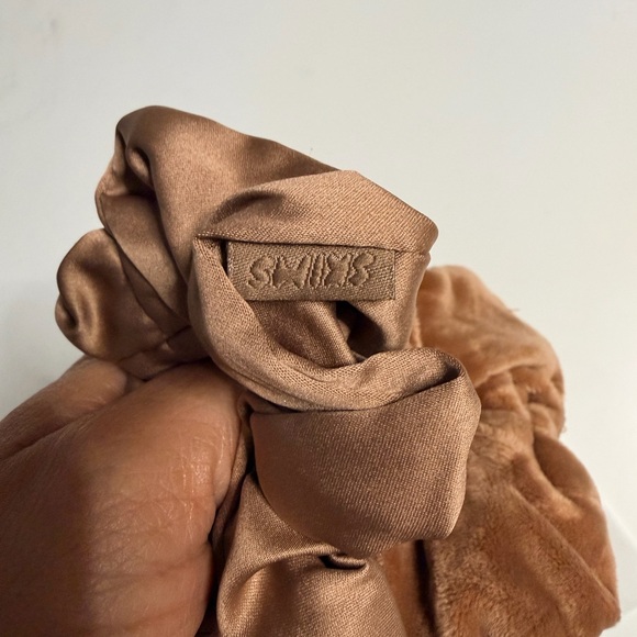 SKIMS SATIN AND VELOUR SCRUNCHIE 2 PACK Sienna HD-SRN-7904W  Hair Accessories